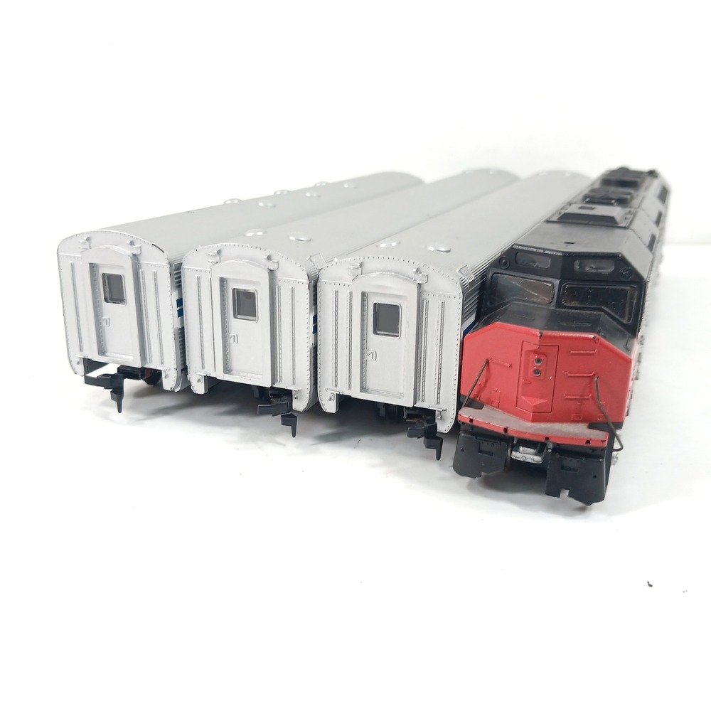Amtrak HO Scale Model Train Set Locomotive 503 and 3 Passenger Cars Silver - Picture 2 of 16